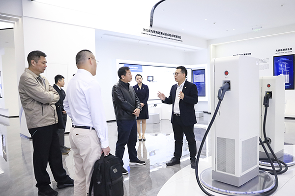 满冠体育_满冠体育（中国）股份副董事长、总裁刘作斌向福船集团副总经理李振均一行介绍公司充电产品.jpg